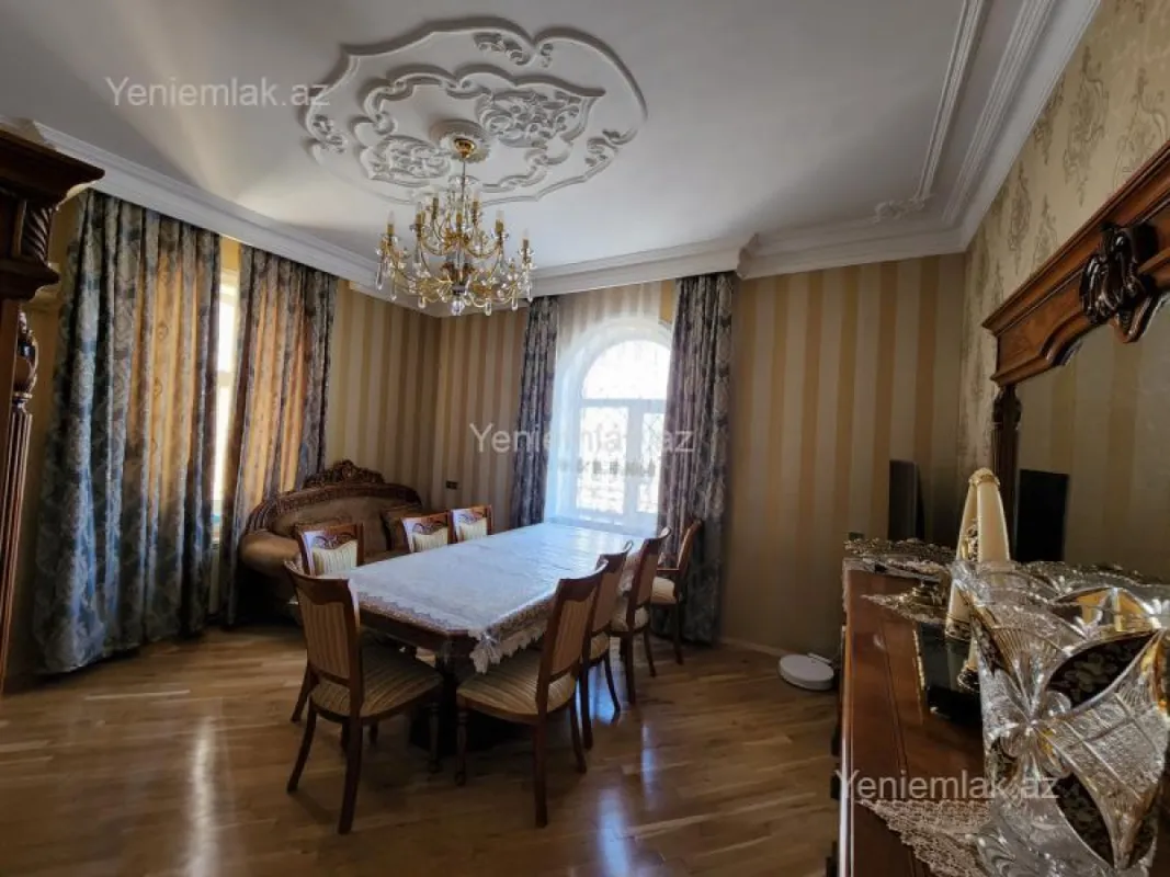 Satılır 5 otaqlı həyət evi 300 m²