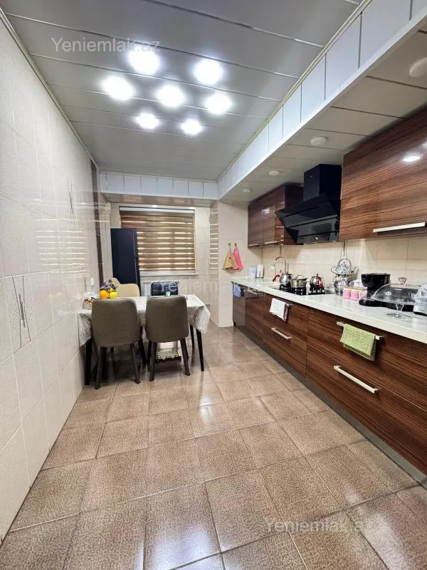 Satılır 4 otaqlı köhnə tikili 120 m²