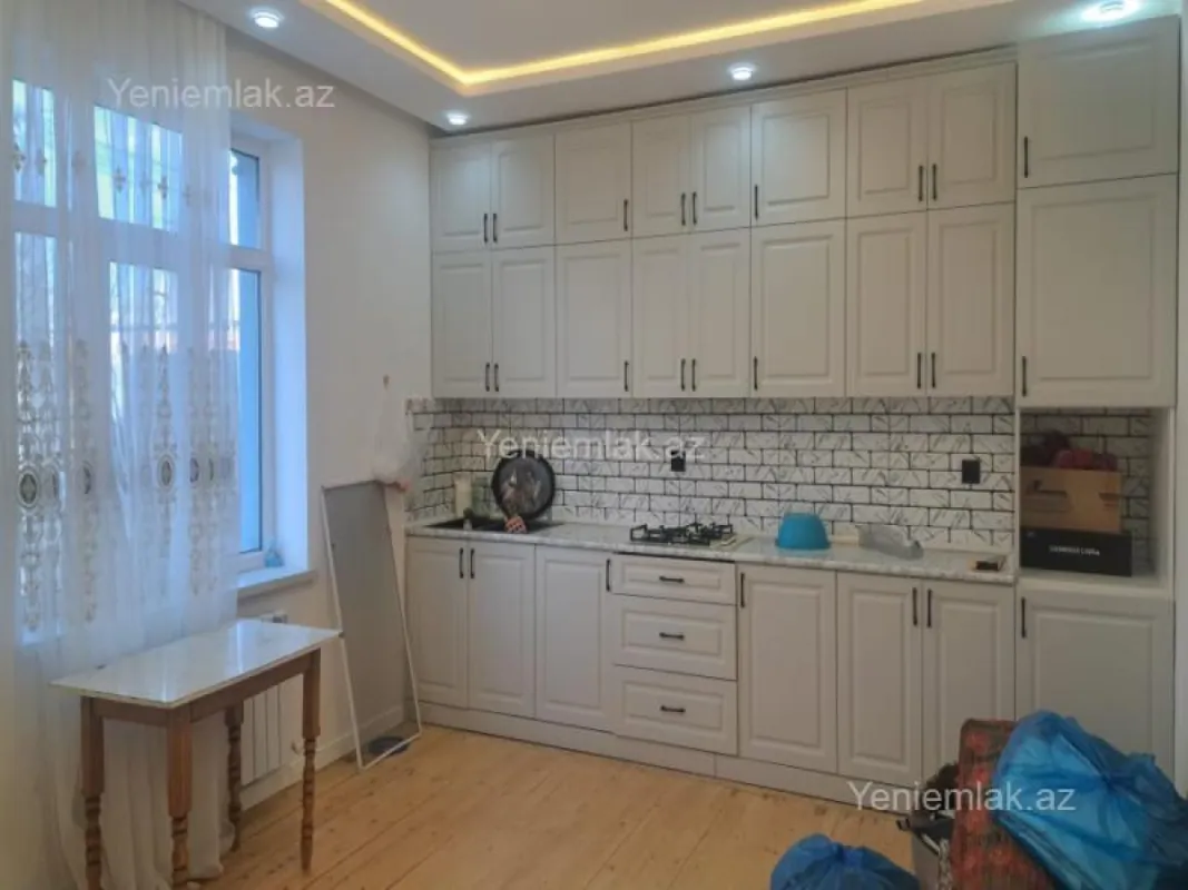 Satılır 4 otaqlı həyət evi 240 m²