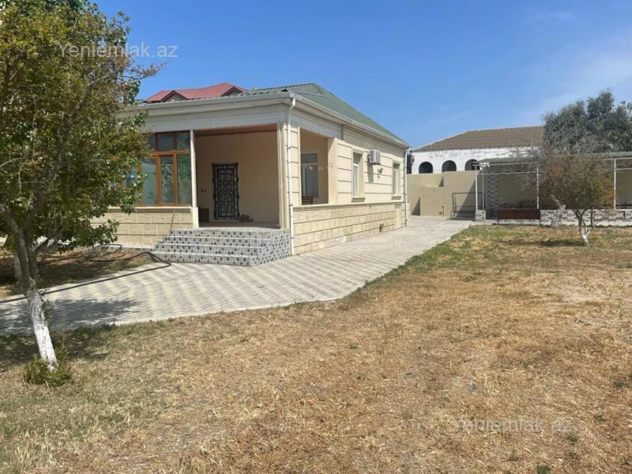 Satılır 10 otaqlı həyət evi 450 m²