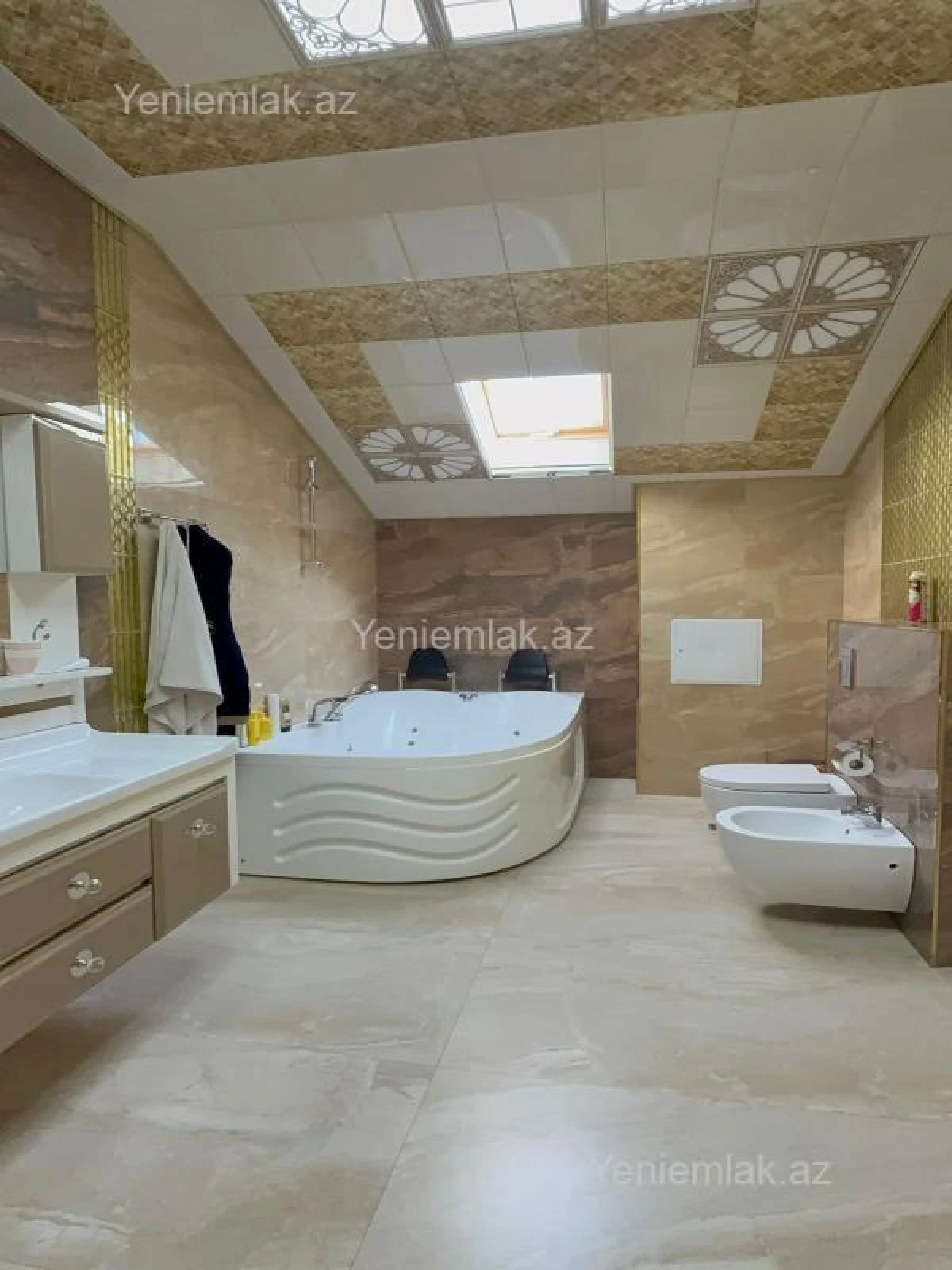 Satılır 12 otaqlı həyət evi 800 m²