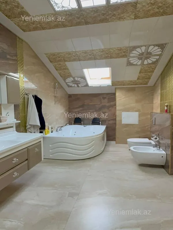 Satılır 12 otaqlı həyət evi 800 m²