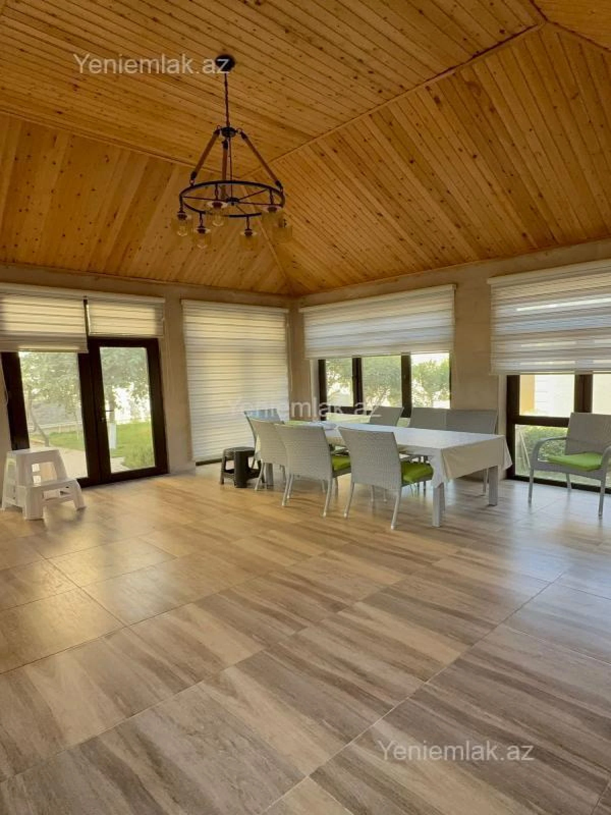 Satılır 12 otaqlı həyət evi 800 m²