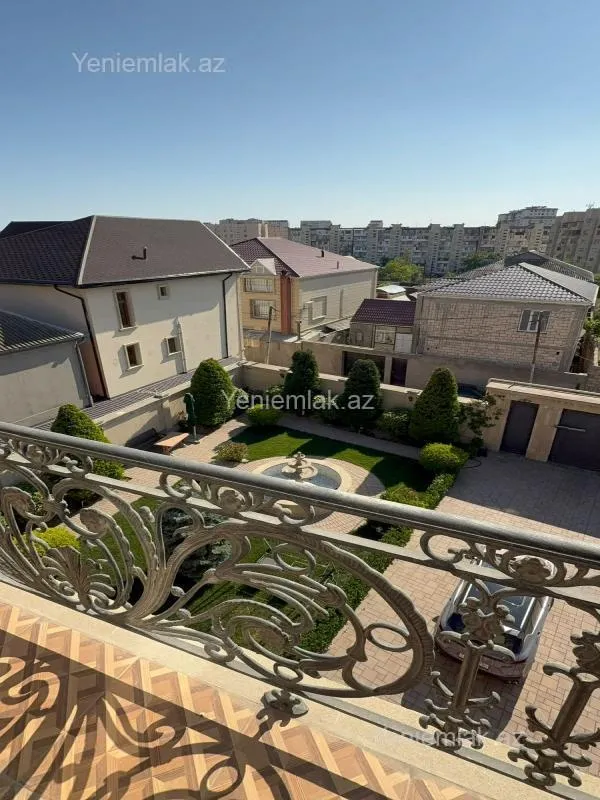 Satılır 12 otaqlı həyət evi 800 m²