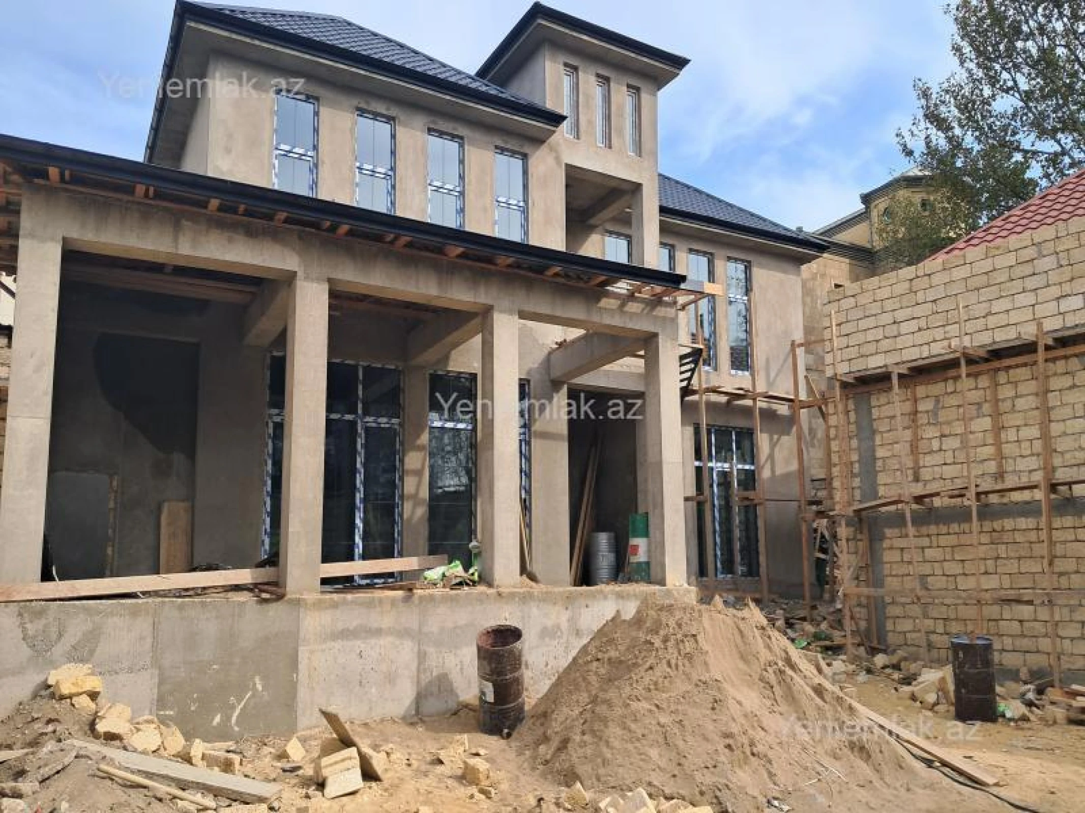 Satılır 6 otaqlı həyət evi 300 m²