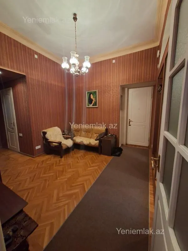 Satılır 3 otaqlı köhnə tikili 90 m²