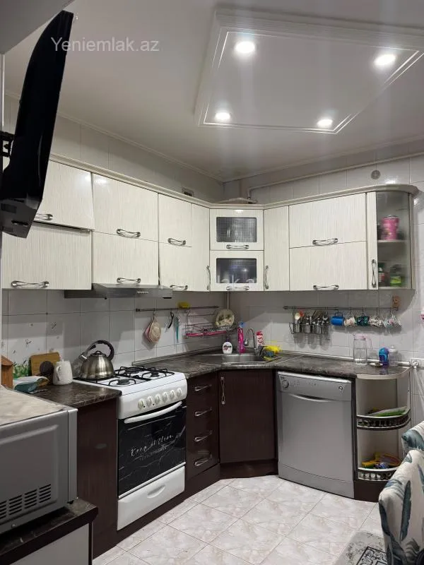 Satılır 4 otaqlı köhnə tikili 100 m²