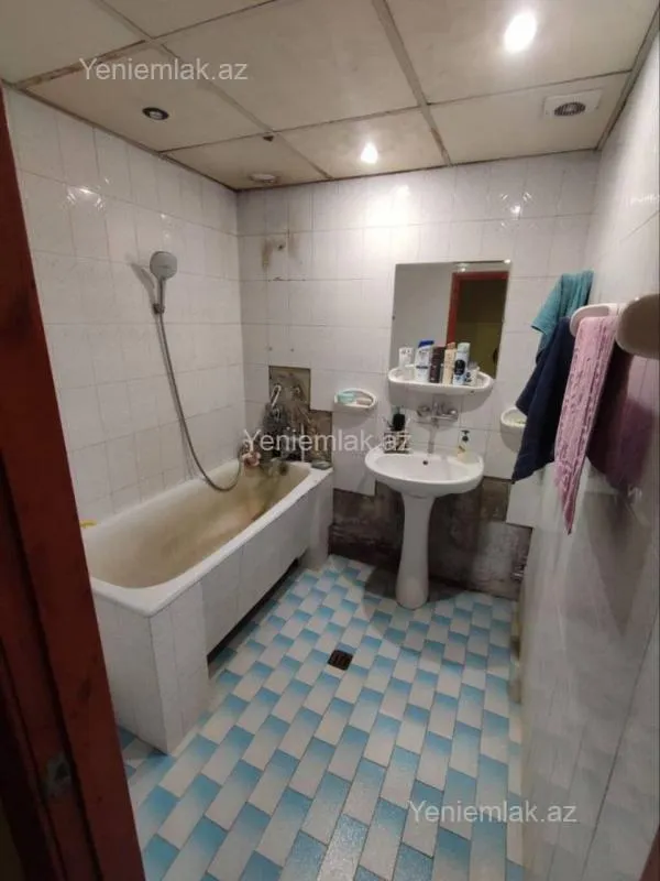 Satılır 4 otaqlı köhnə tikili 100 m²