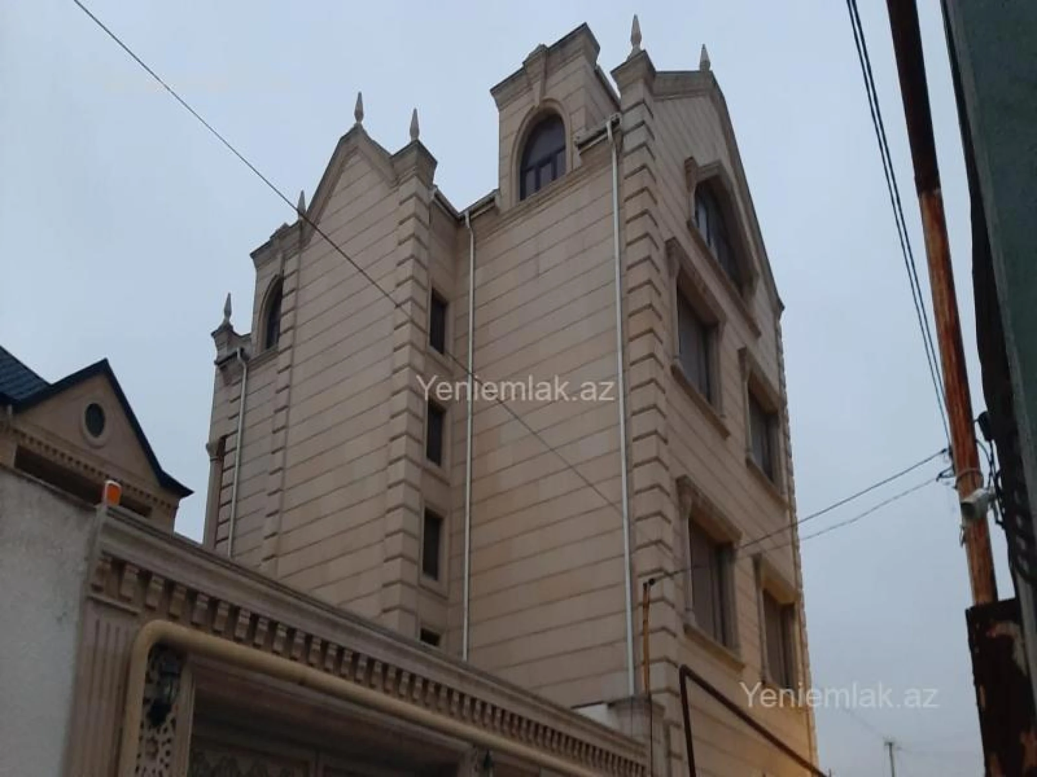 Satılır 9 otaqlı həyət evi 600 m²