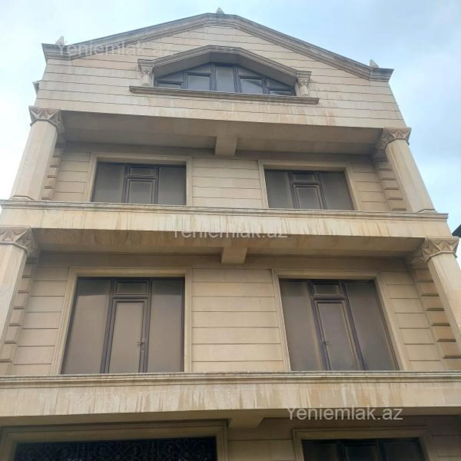 Satılır 9 otaqlı həyət evi 600 m²