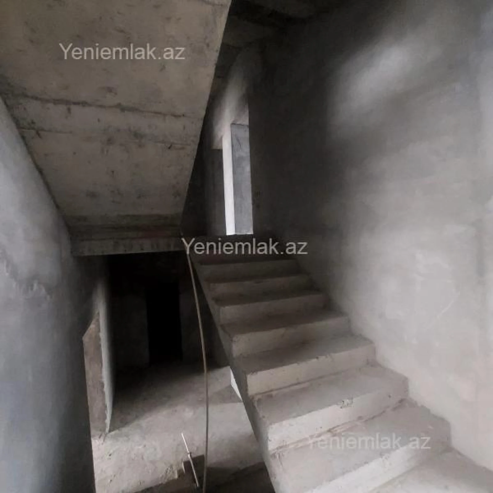 Satılır 9 otaqlı həyət evi 600 m²