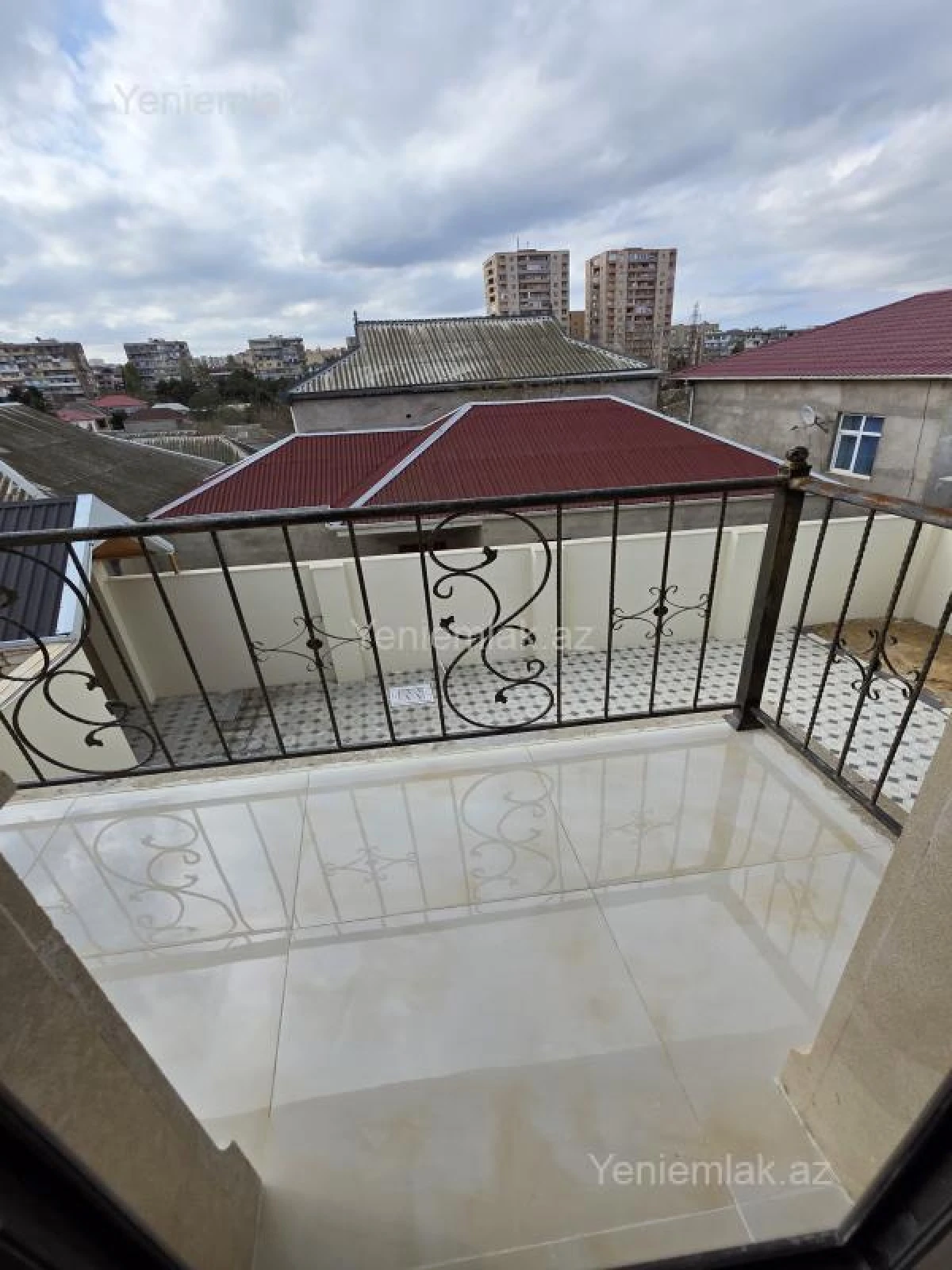 Satılır 6 otaqlı həyət evi 240 m²