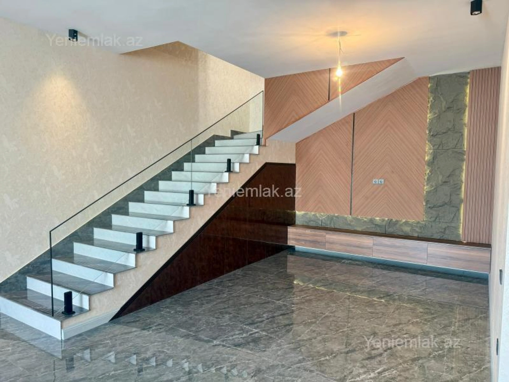 Satılır 5 otaqlı həyət evi 220 m²