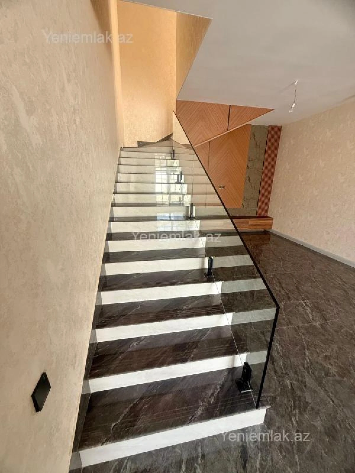 Satılır 5 otaqlı həyət evi 220 m²