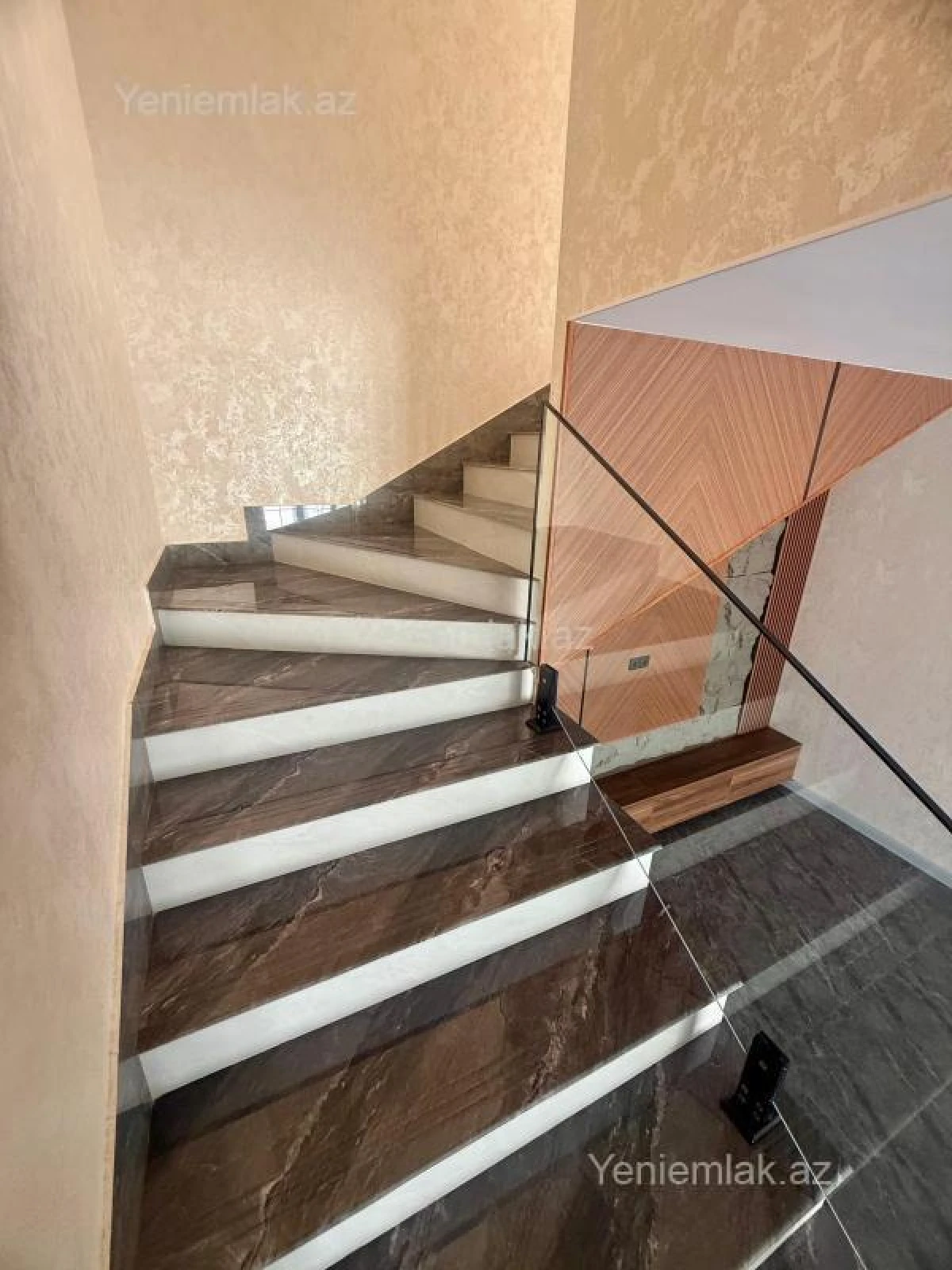 Satılır 5 otaqlı həyət evi 220 m²