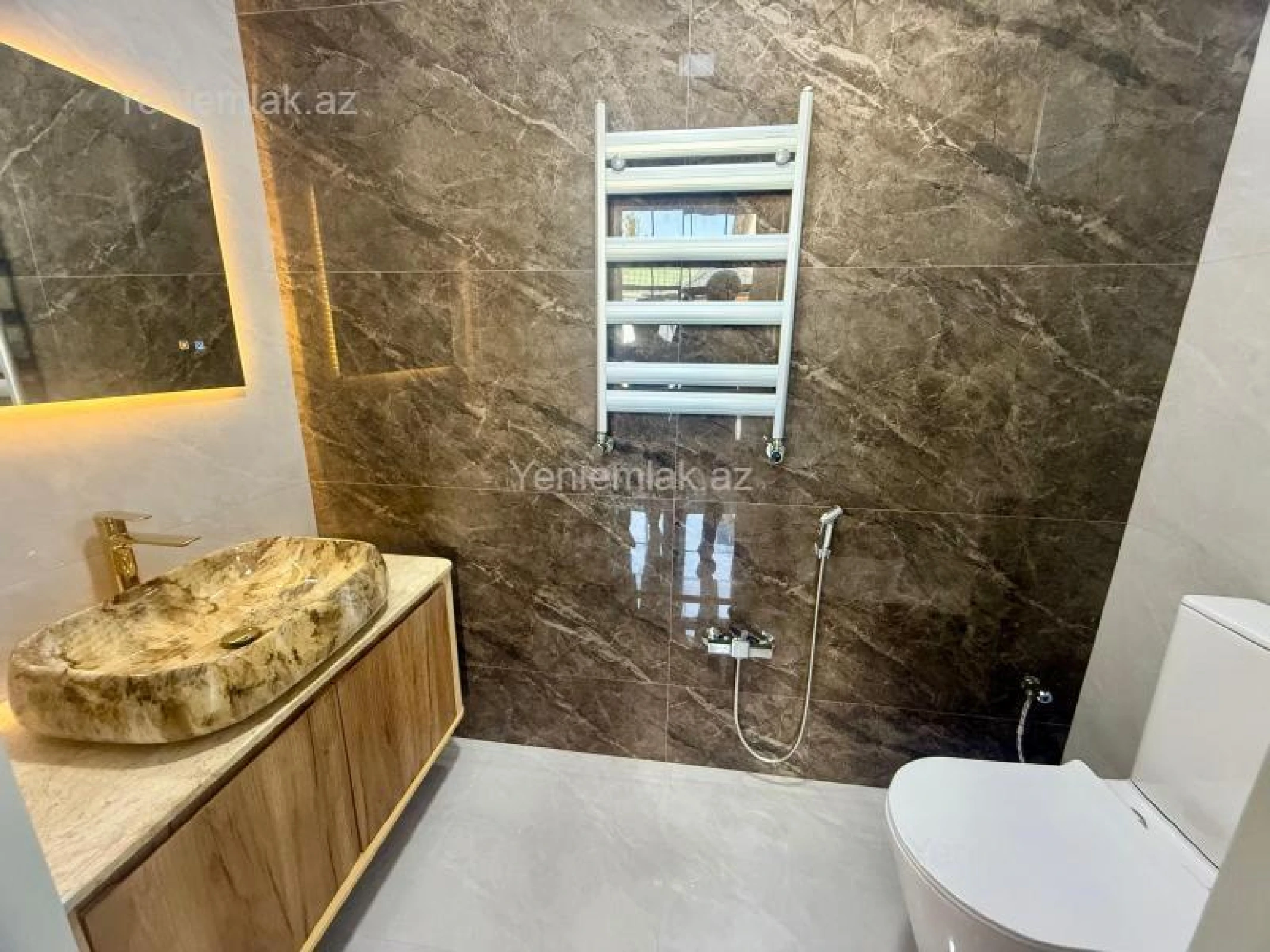 Satılır 5 otaqlı həyət evi 220 m²