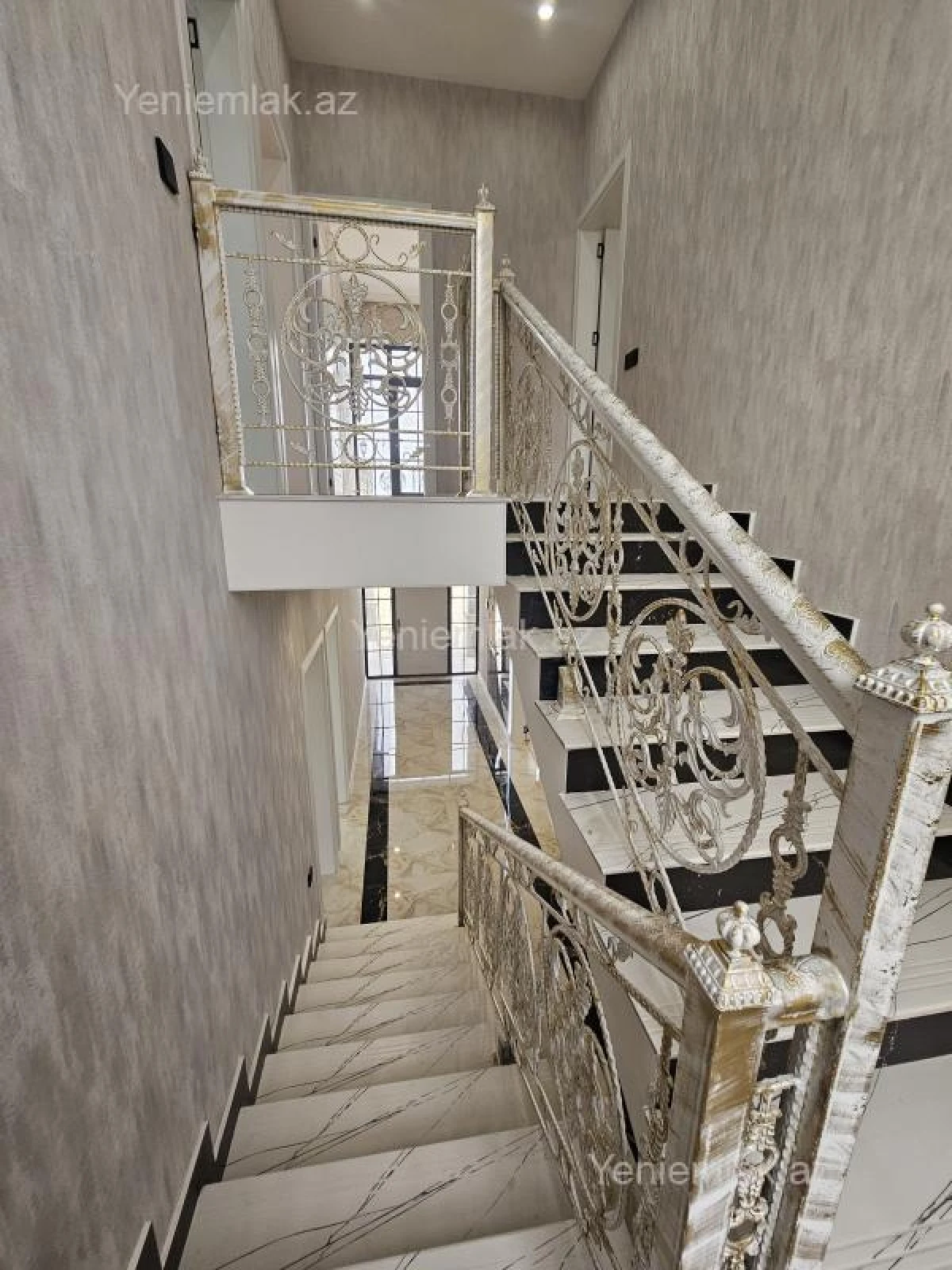 Satılır 5 otaqlı həyət evi 200 m²