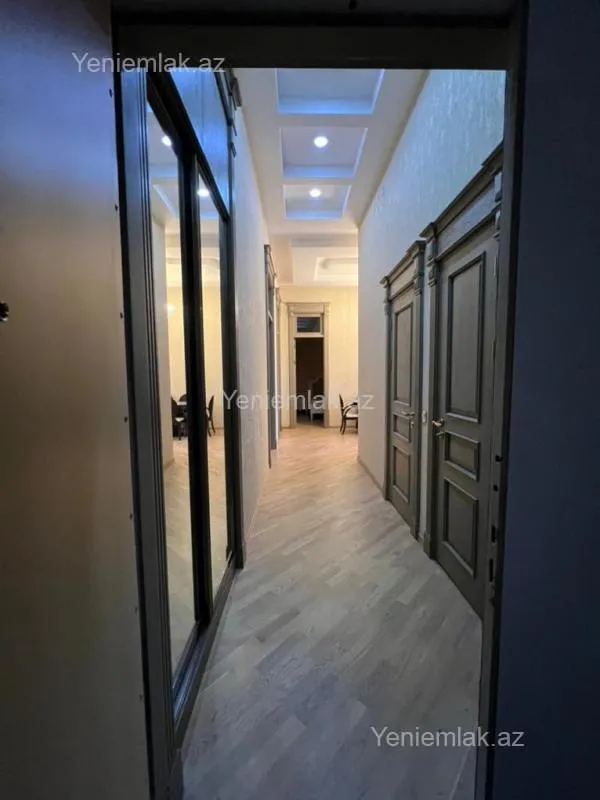 Satılır 4 otaqlı köhnə tikili 150 m²