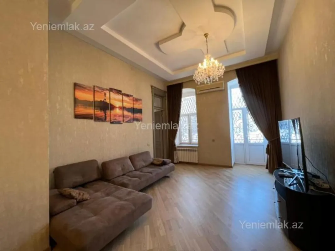 Satılır 4 otaqlı köhnə tikili 150 m²