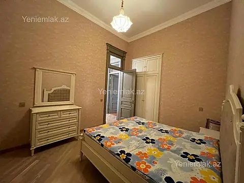 Satılır 4 otaqlı köhnə tikili 150 m²