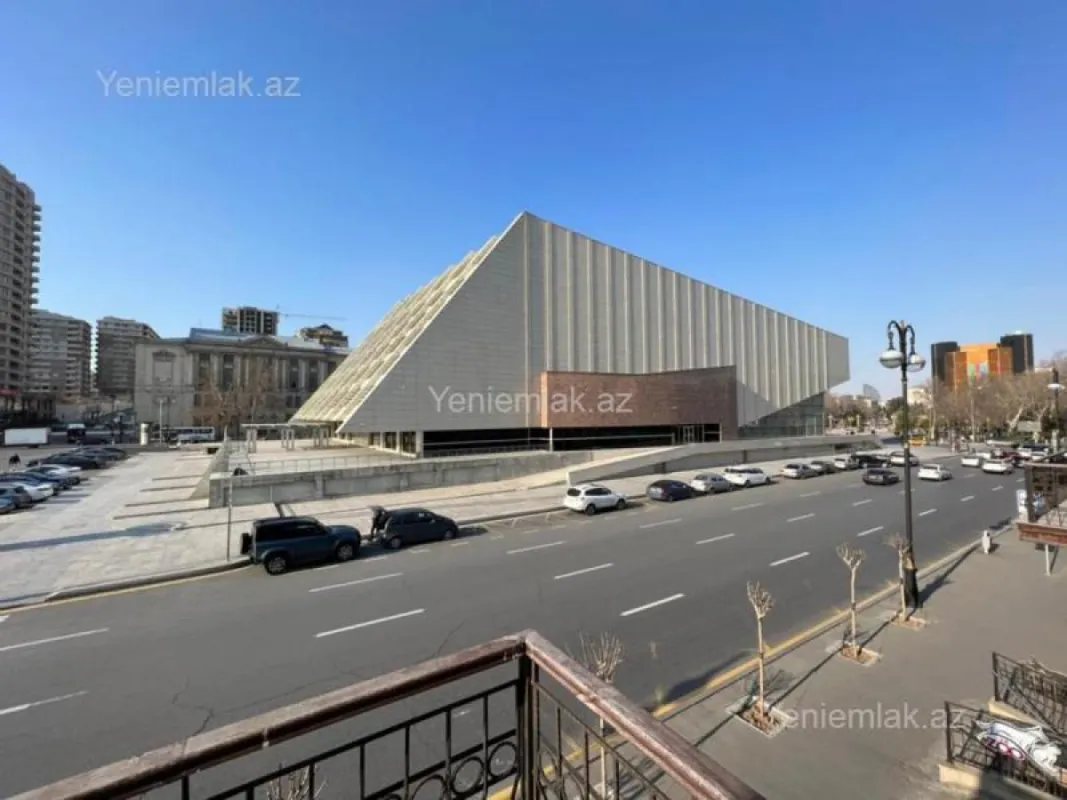 Satılır 4 otaqlı köhnə tikili 150 m²