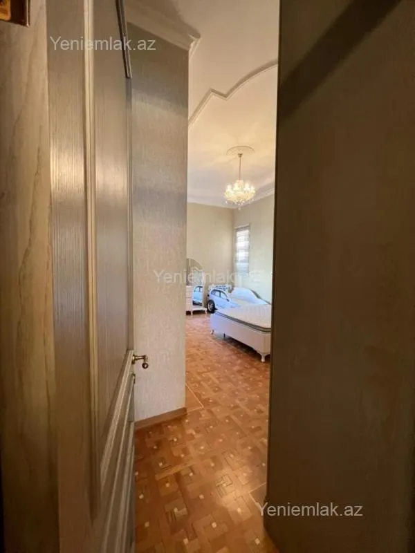 Satılır 4 otaqlı köhnə tikili 150 m²