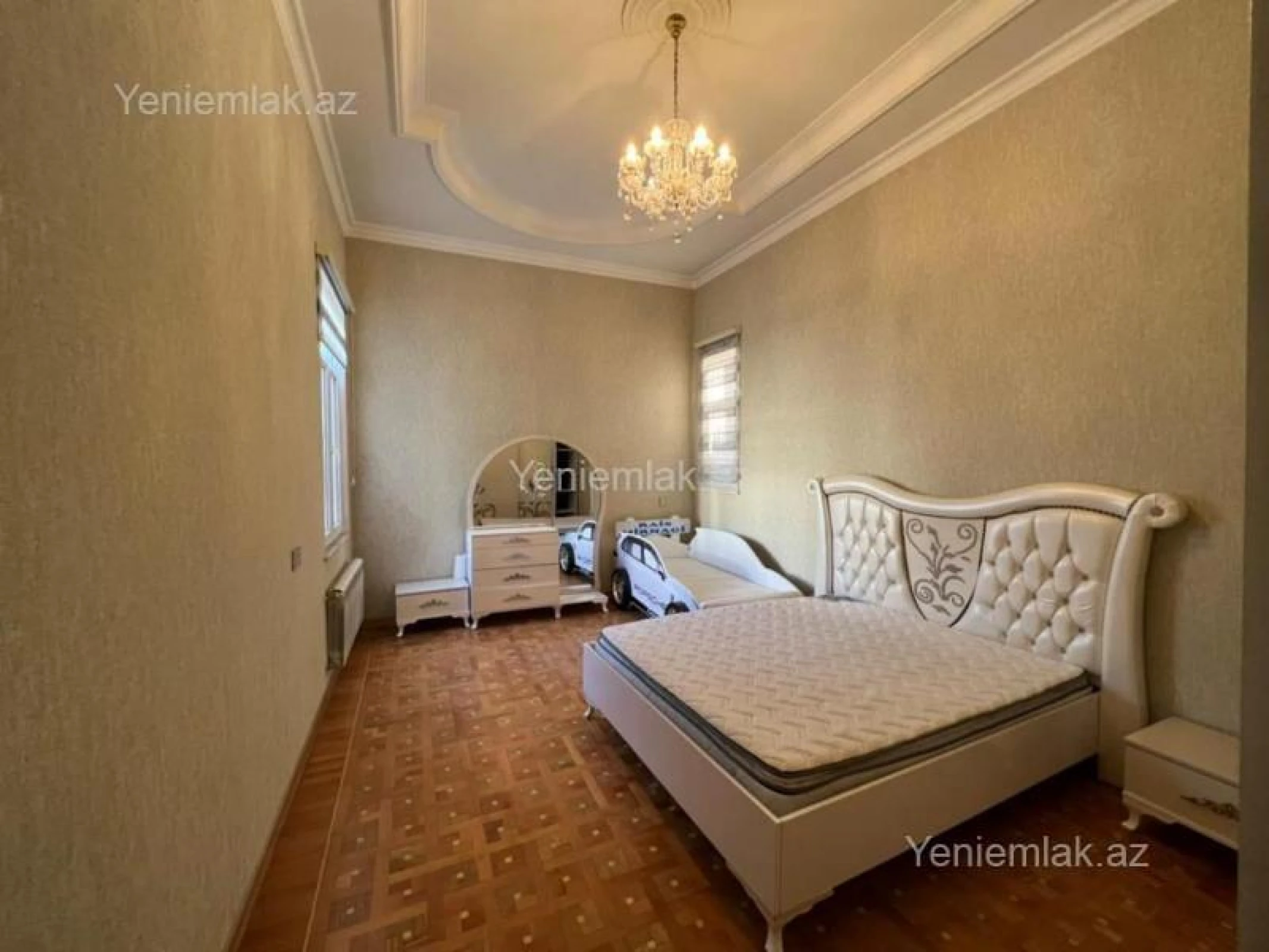 Satılır 4 otaqlı köhnə tikili 150 m²