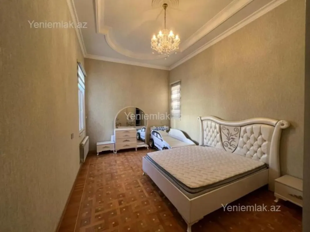 Satılır 4 otaqlı köhnə tikili 150 m²