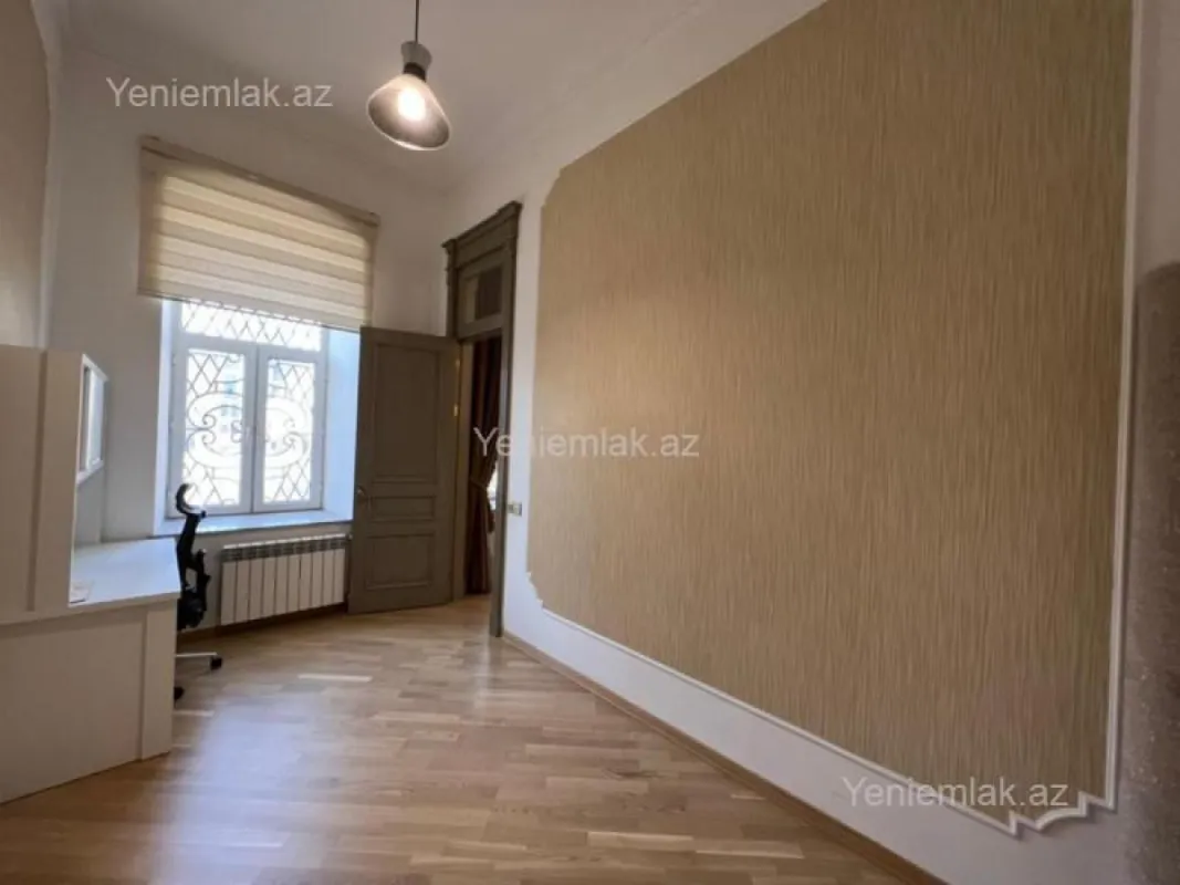 Satılır 4 otaqlı köhnə tikili 150 m²