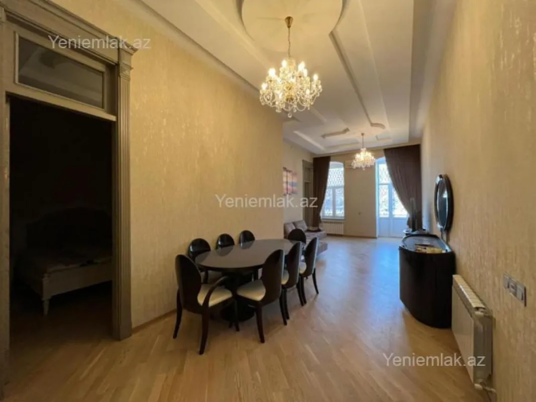 Satılır 4 otaqlı köhnə tikili 150 m²