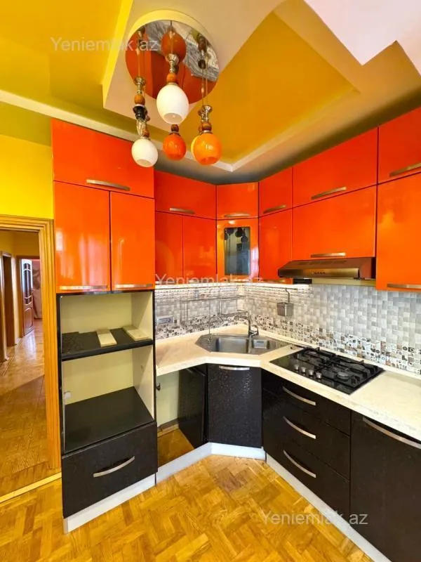 Satılır 4 otaqlı köhnə tikili 110 m²