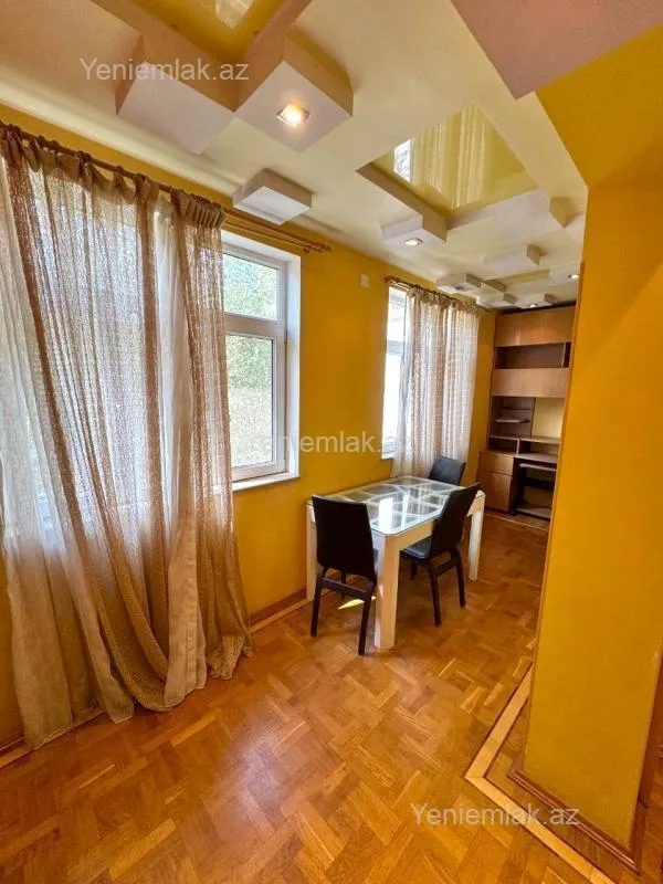 Satılır 4 otaqlı köhnə tikili 110 m²