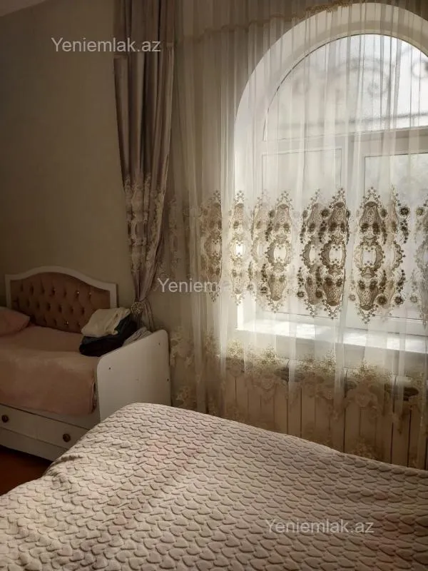 Satılır 5 otaqlı həyət evi 200 m²