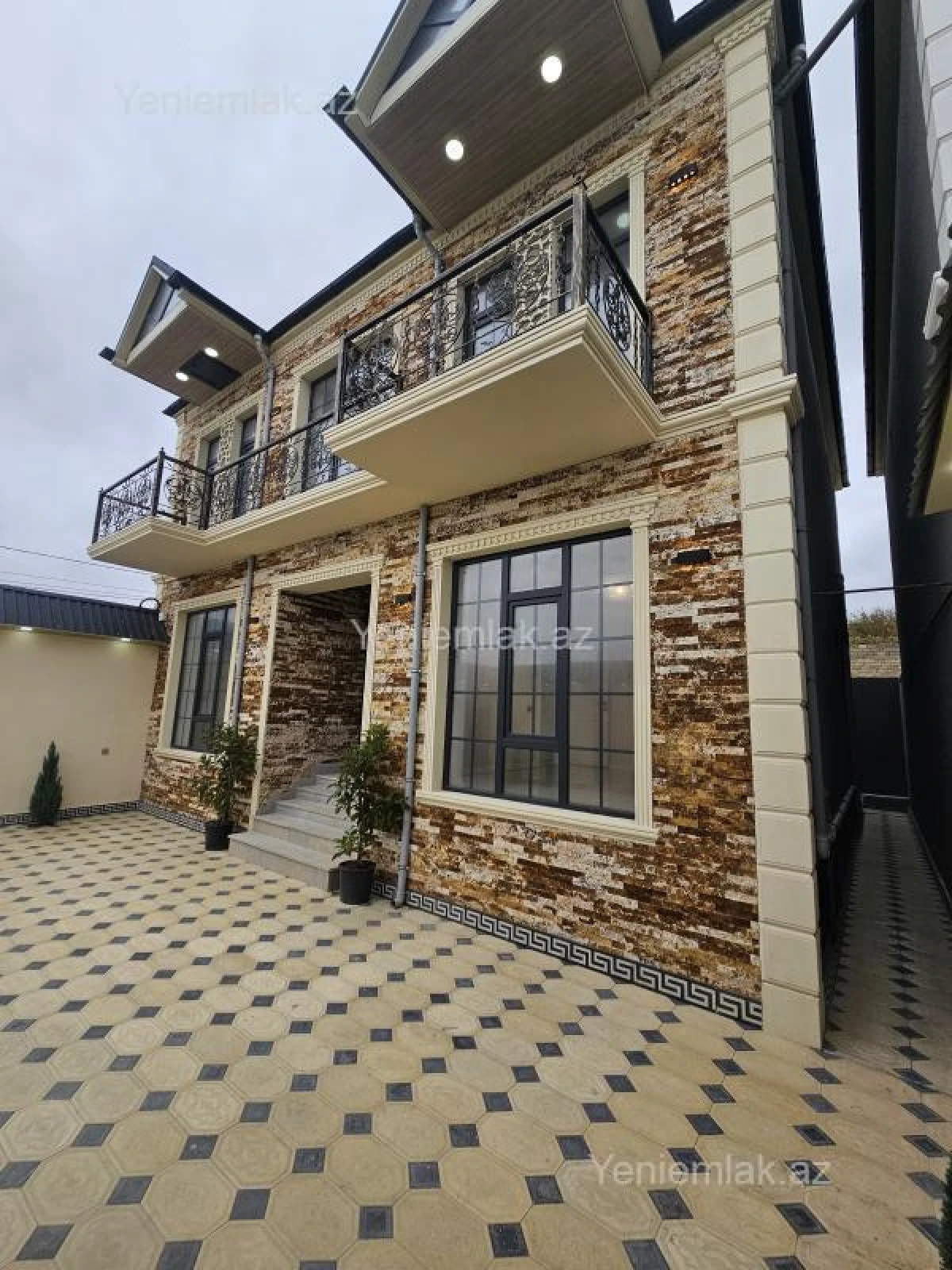 Satılır 5 otaqlı həyət evi 200 m²