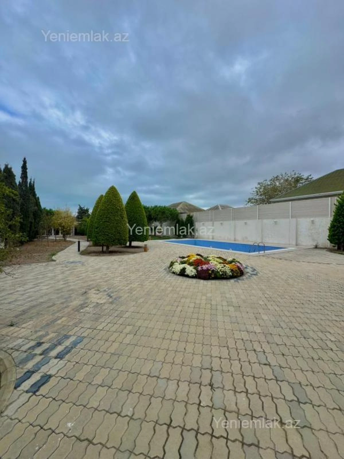 Satılır 5 otaqlı həyət evi 300 m²