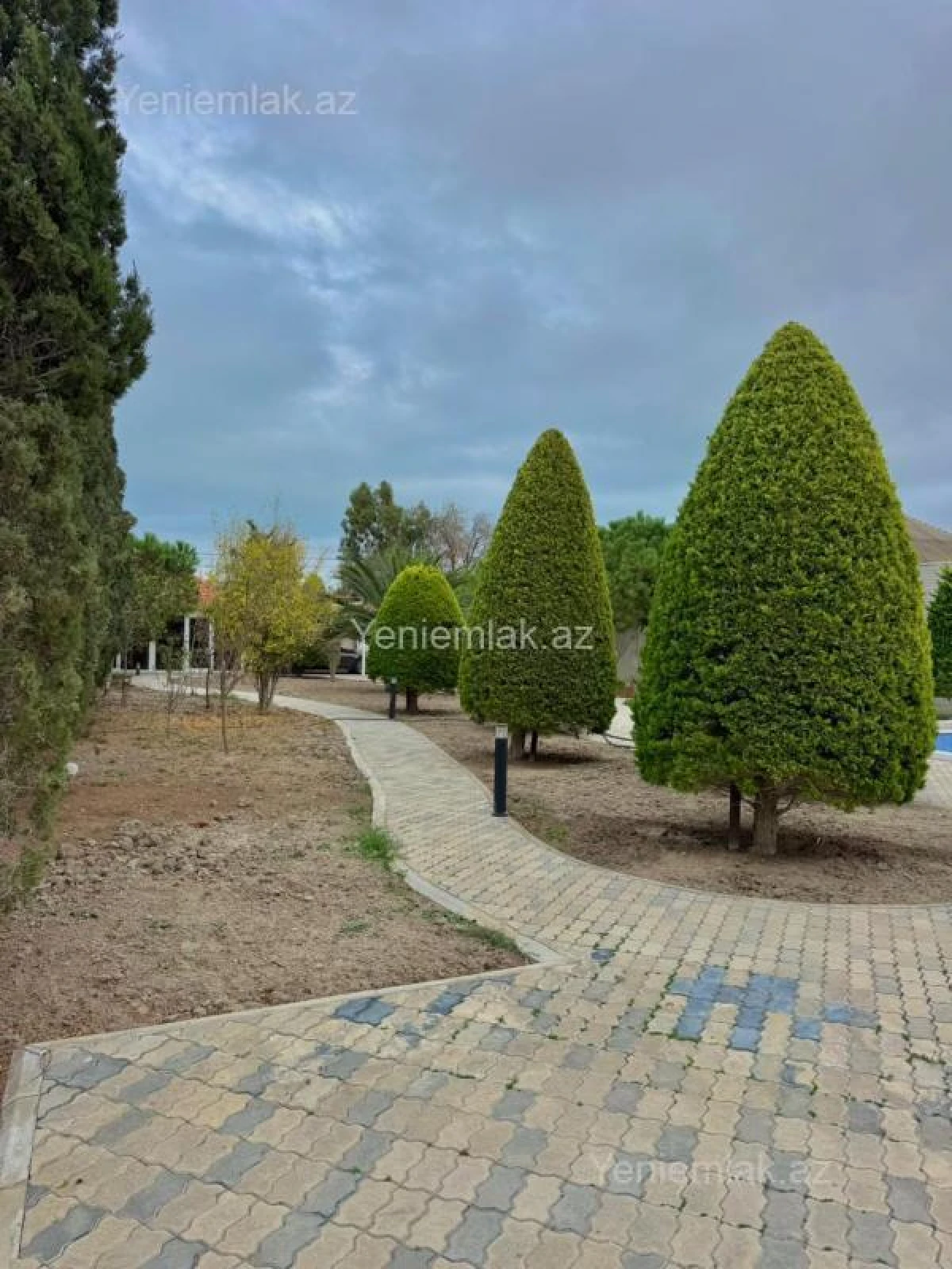 Satılır 5 otaqlı həyət evi 300 m²