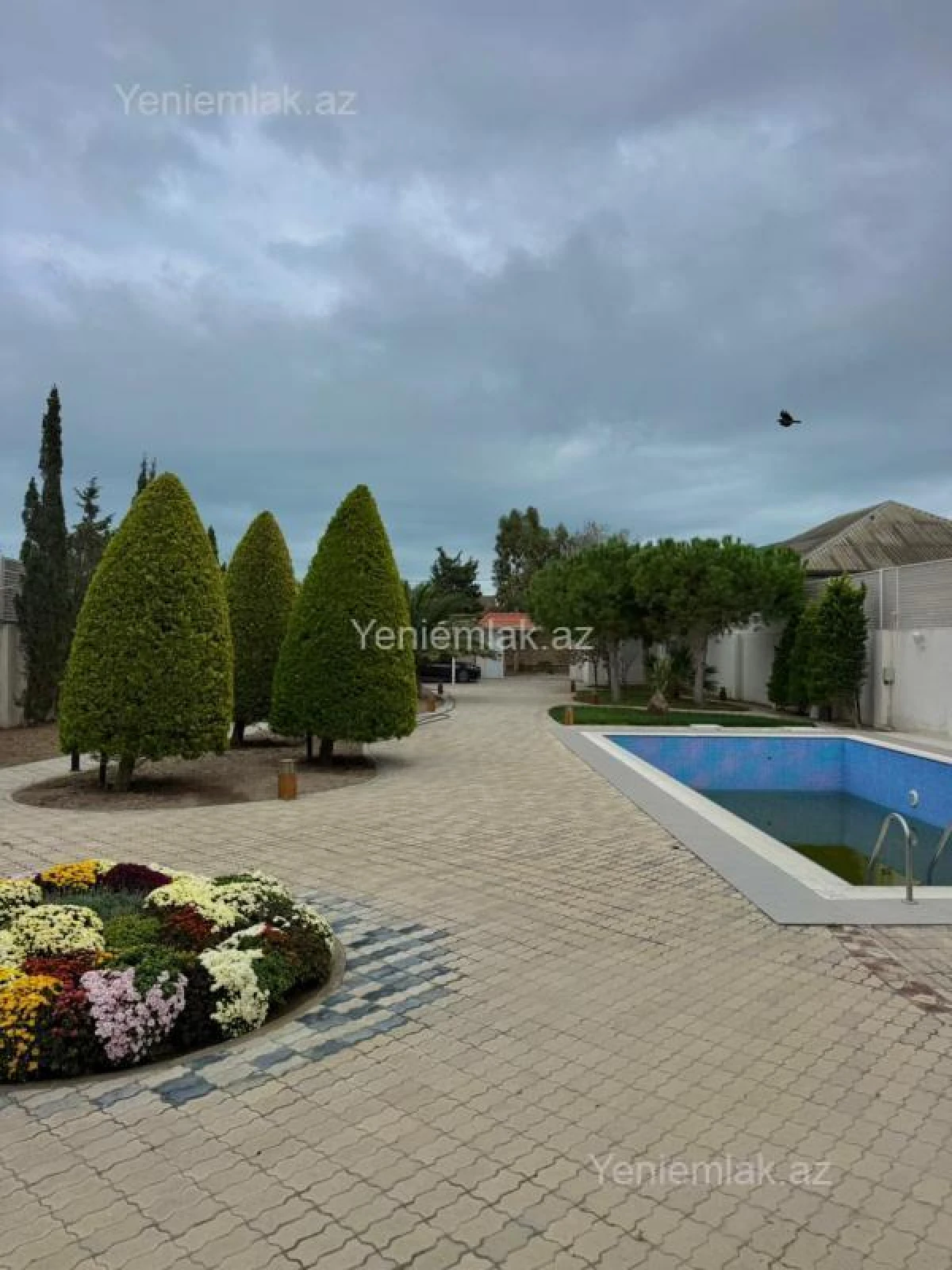 Satılır 5 otaqlı həyət evi 300 m²