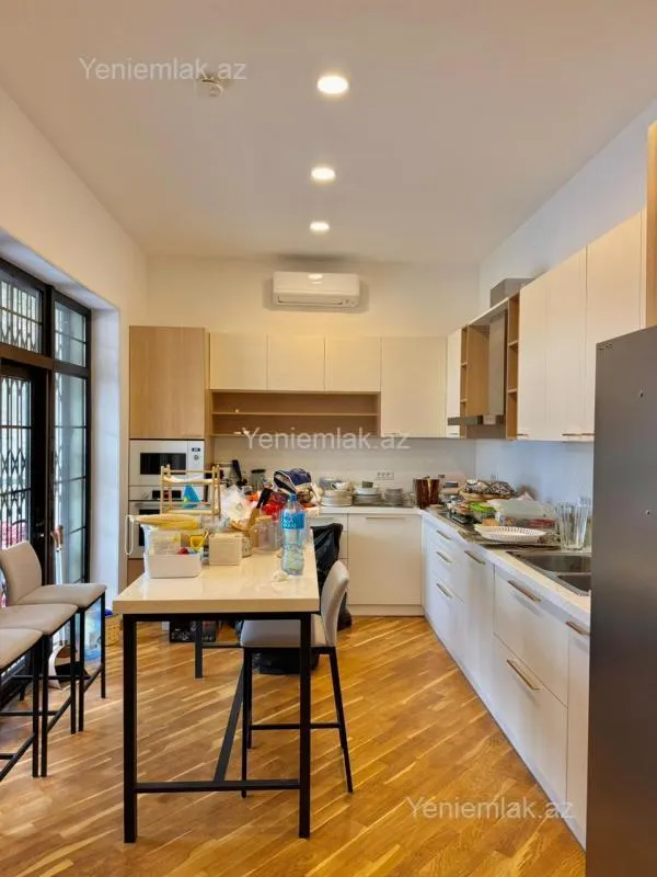 Satılır 5 otaqlı həyət evi 300 m²