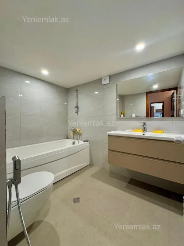 Satılır 5 otaqlı həyət evi 300 m²