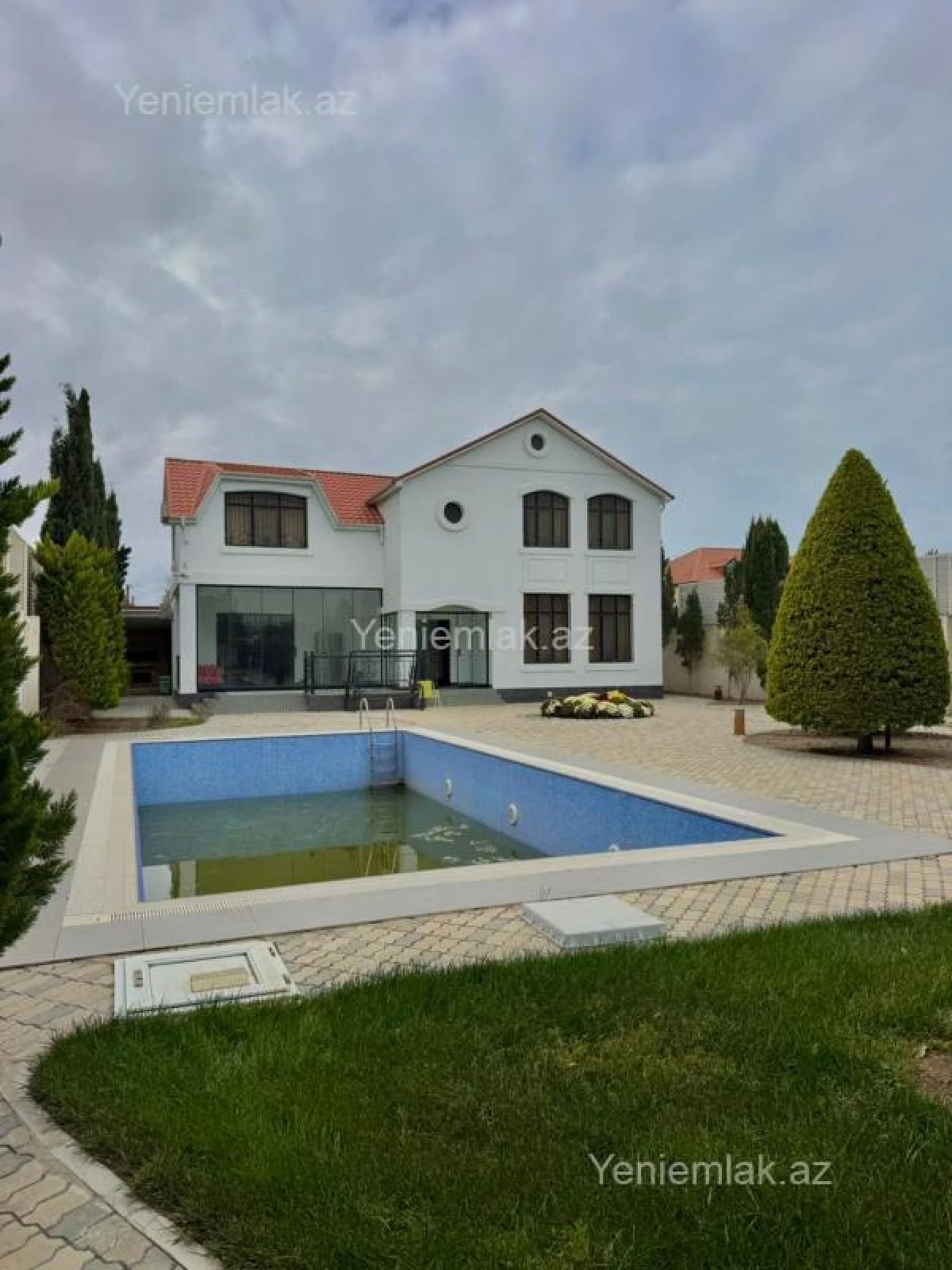 Satılır 5 otaqlı həyət evi 300 m²