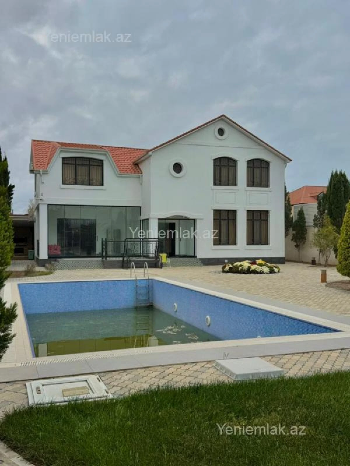 Satılır 5 otaqlı həyət evi 300 m²