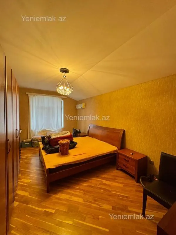 Satılır 5 otaqlı həyət evi 300 m²