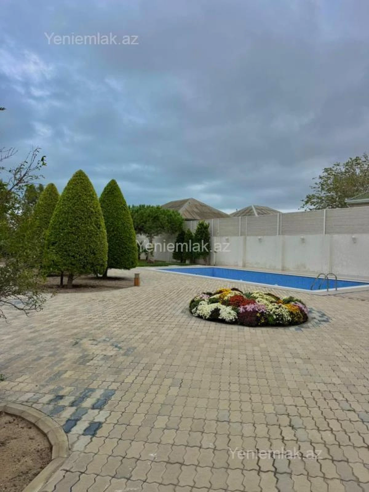 Satılır 5 otaqlı həyət evi 300 m²