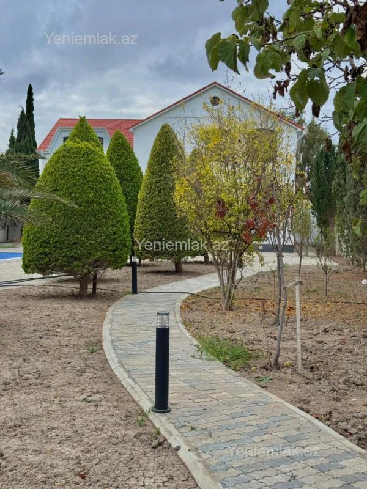 Satılır 5 otaqlı həyət evi 300 m²