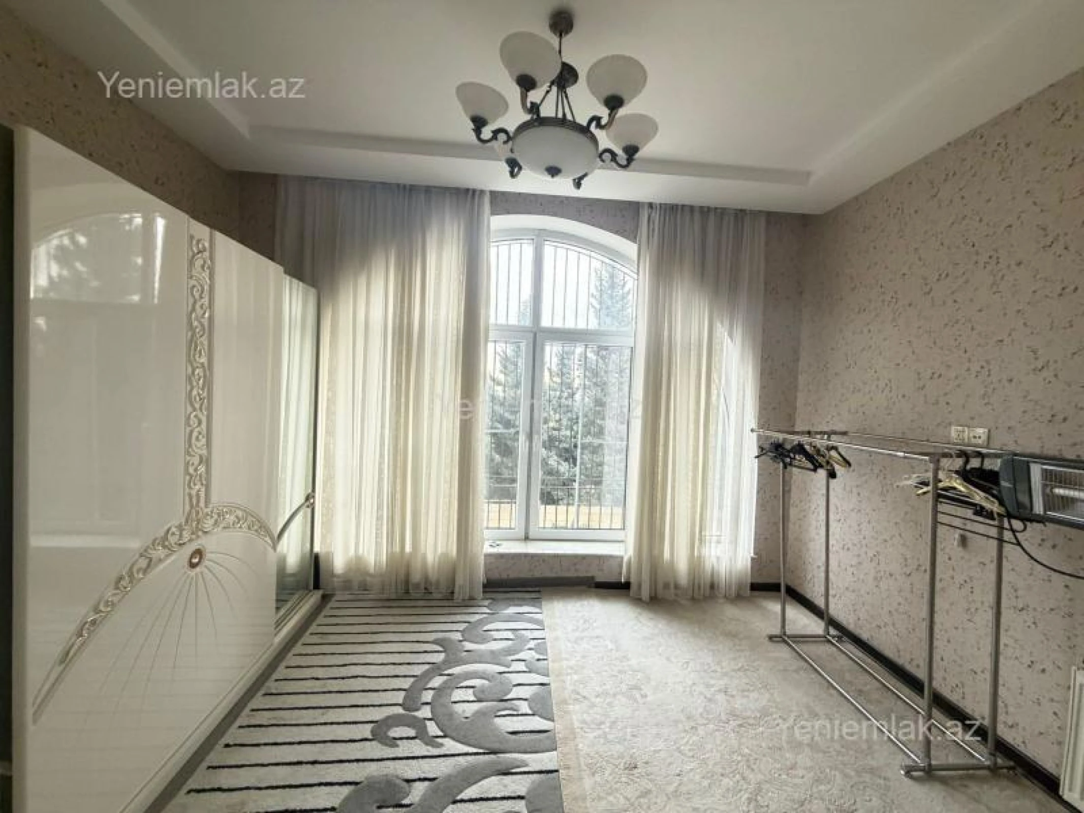 Satılır 9 otaqlı həyət evi 360 m²