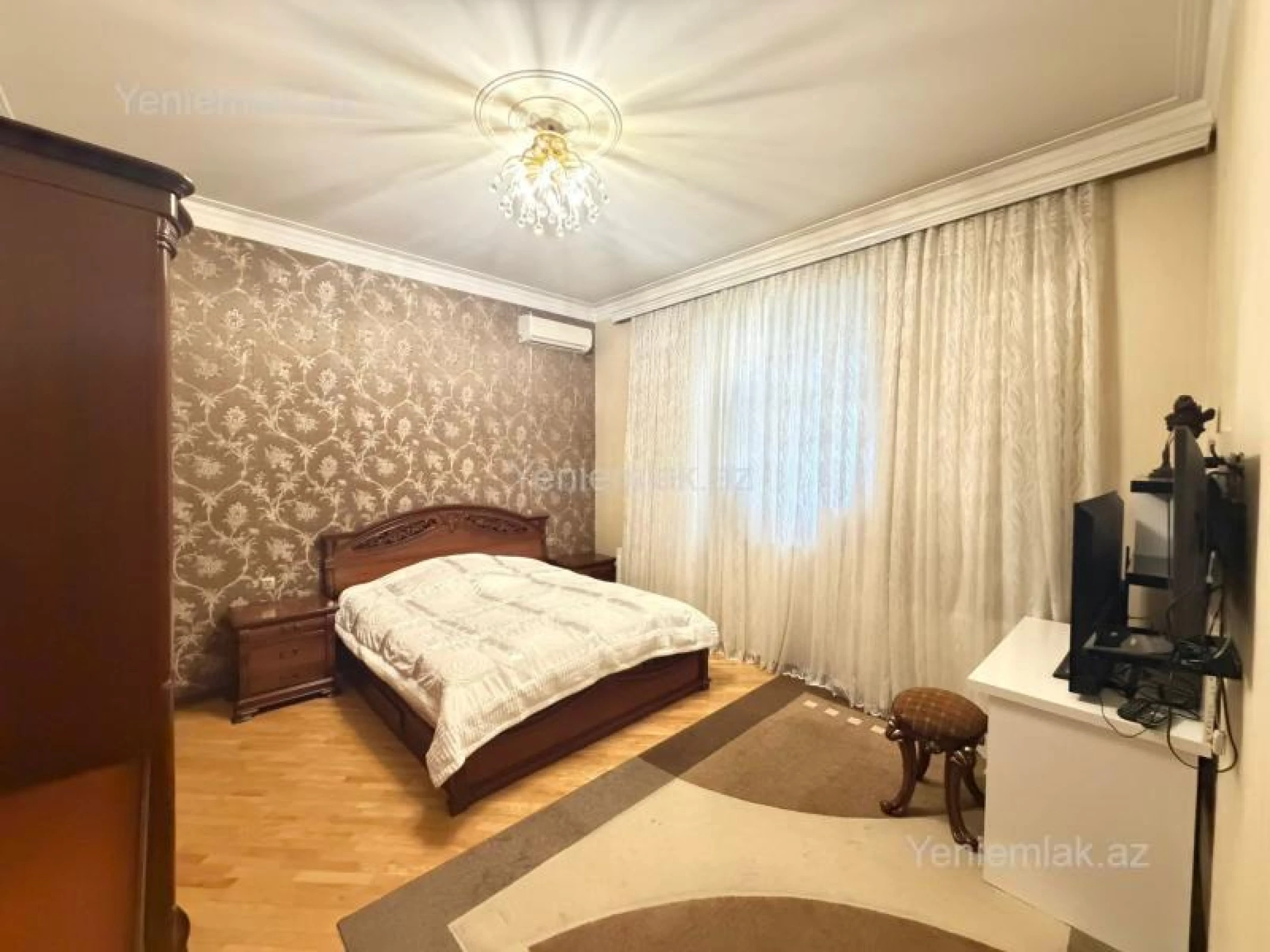 Satılır 9 otaqlı həyət evi 360 m²