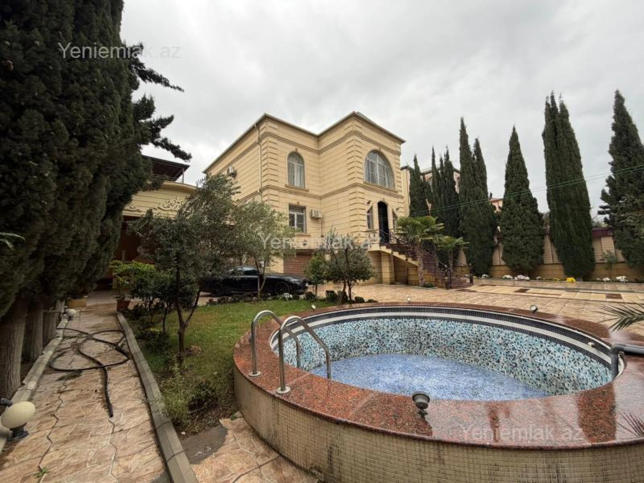 Satılır 9 otaqlı həyət evi 360 m²