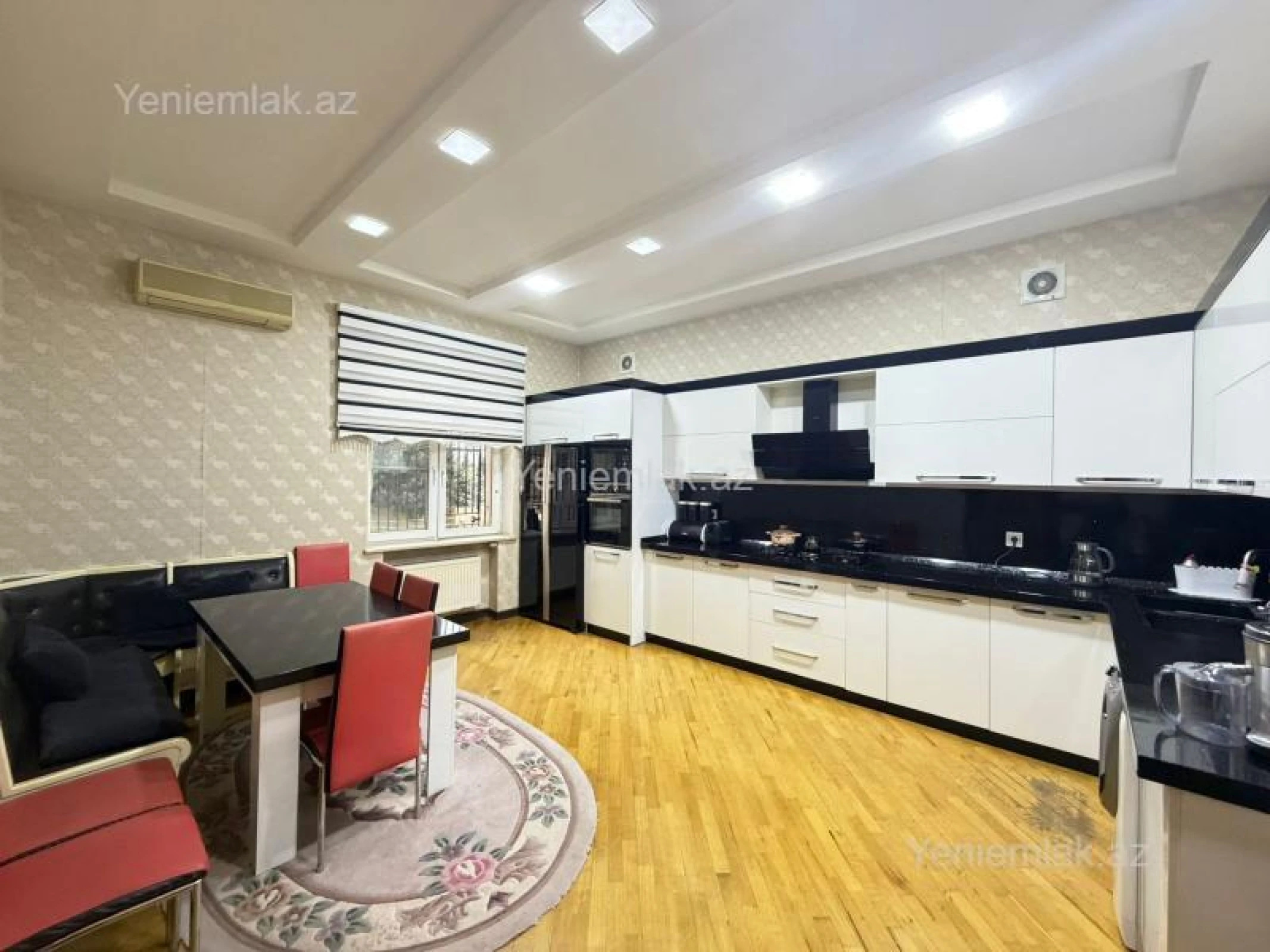 Satılır 9 otaqlı həyət evi 360 m²