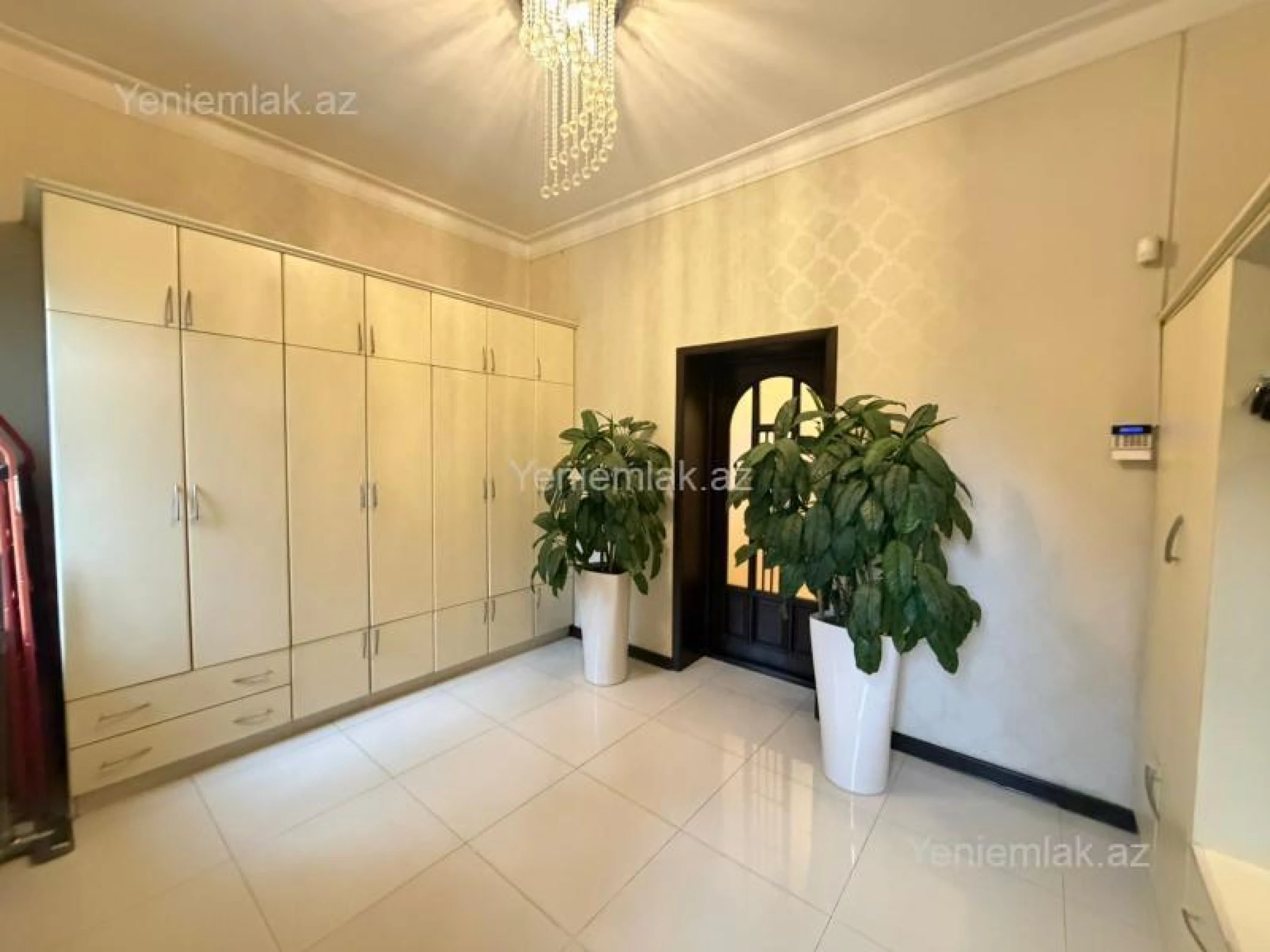 Satılır 9 otaqlı həyət evi 360 m²