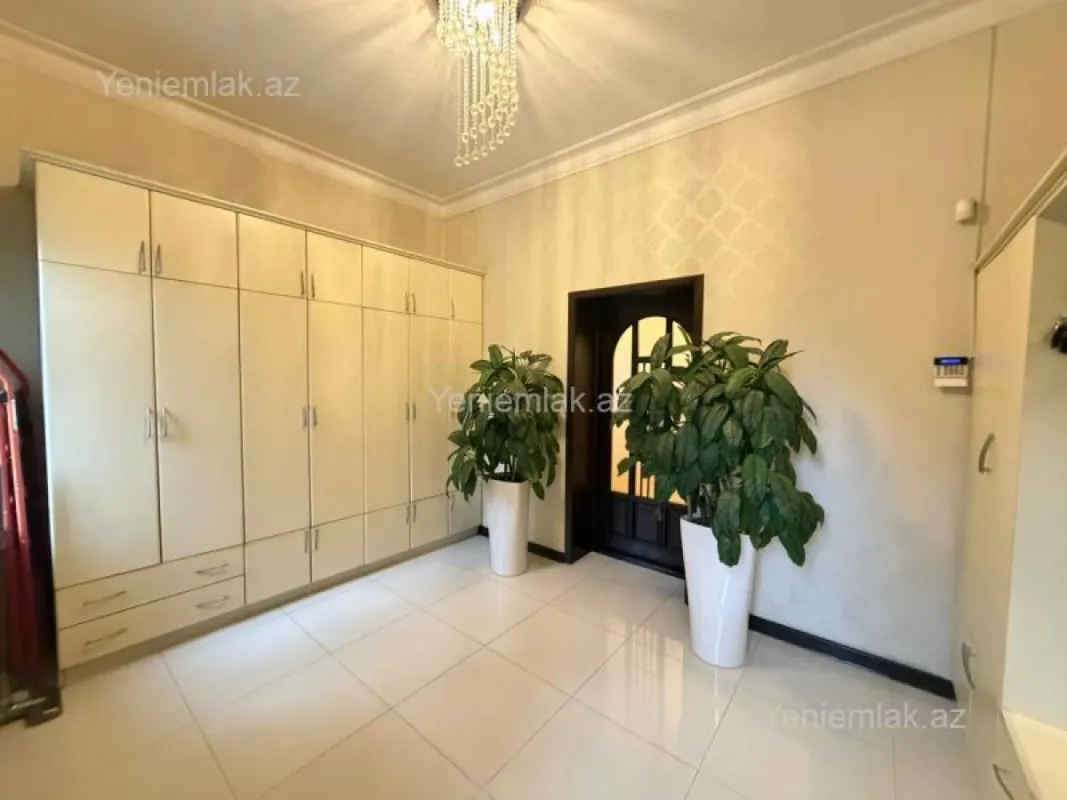 Satılır 9 otaqlı həyət evi 360 m²